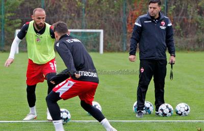 Scene incredibile la antrenamentul de azi al lui Dinamo » Contra: „Bă, ce facem, mă?” + „câinii” riscă să piardă în Cupă la „masa verde”