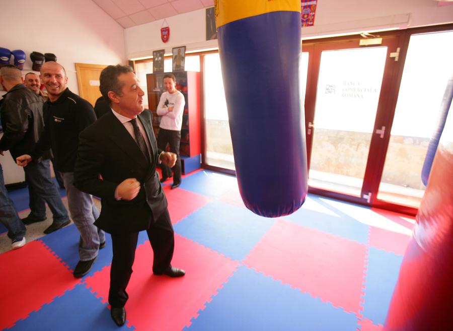 Becali, la sac. Zmărăndescu îl urmărește VIDEO INTERVIU Zmărăndescu, misterios despre un obicei-tabu al lui Gigi Becali: „Să vă spun ce făcea înainte sau după rugăciunea de la biserică?!”