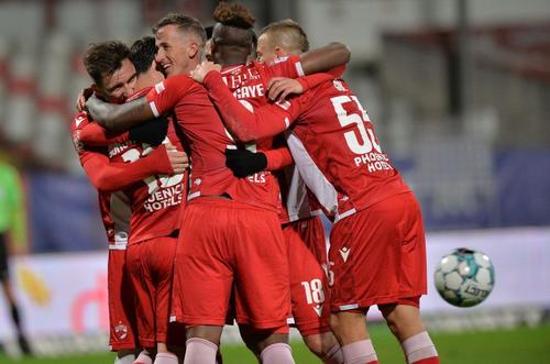 Fotbaliștii lui Dinamo încă mai au dispoziție pentru glume, în ciuda situației dificile prin care trece clubul, atât din punct de vedere sportiv, cât și financiar.