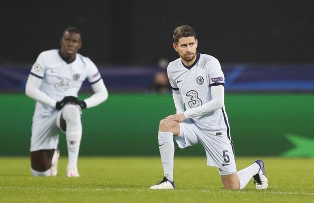 În genunchi la mijlocul terenului » Moment special împotriva rasismului, înainte de Rennes - Chelsea