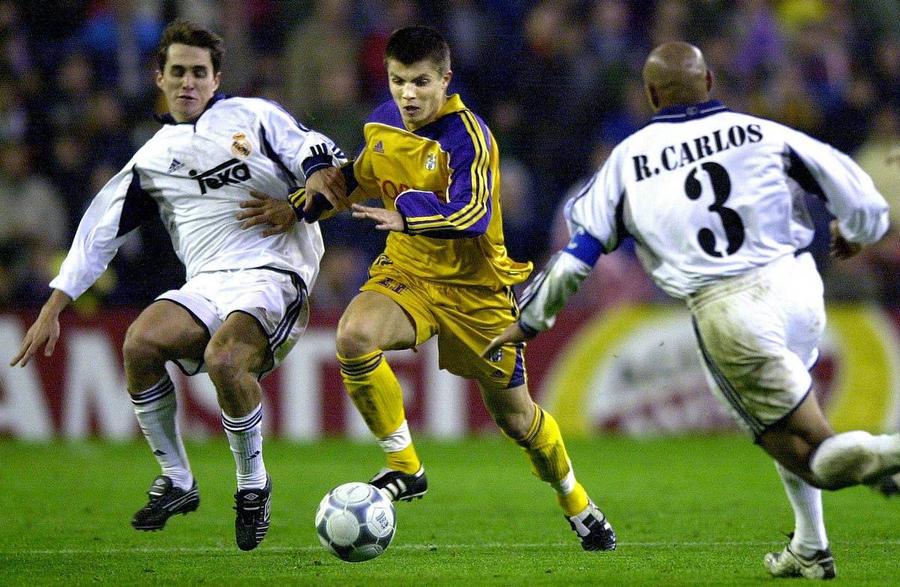 Alin Stoica într-un meci de Champions League, jucat cu Real Madrid, între Fernando Morientes (stânga) și Roberto Carlos (dreapta), înainte să marcheze pe Morientes crede că epoca „Galacticos” nu se compară cu generația actuală: „Doar unul singur putea fi titular!”