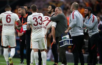 Alarmă la Galatasaray! Moruțan și Cicâldău și-ar putea pierde antrenorul opt etape