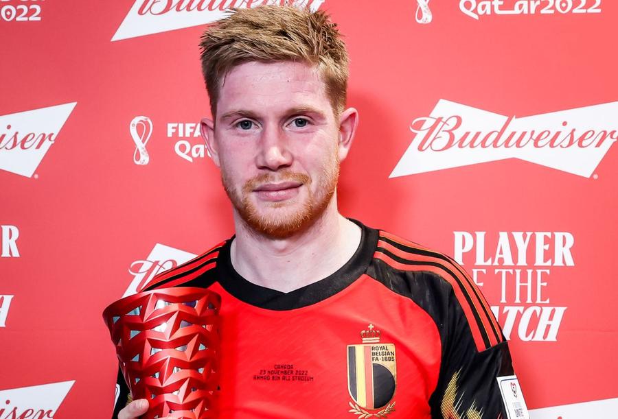 FOTO: Twitter @brfootball Nici lui De Bruyne nu i-a venit să creadă ce s-a întâmplat după Belgia - Canada: „Nu știu de ce am primit trofeul ăsta!”