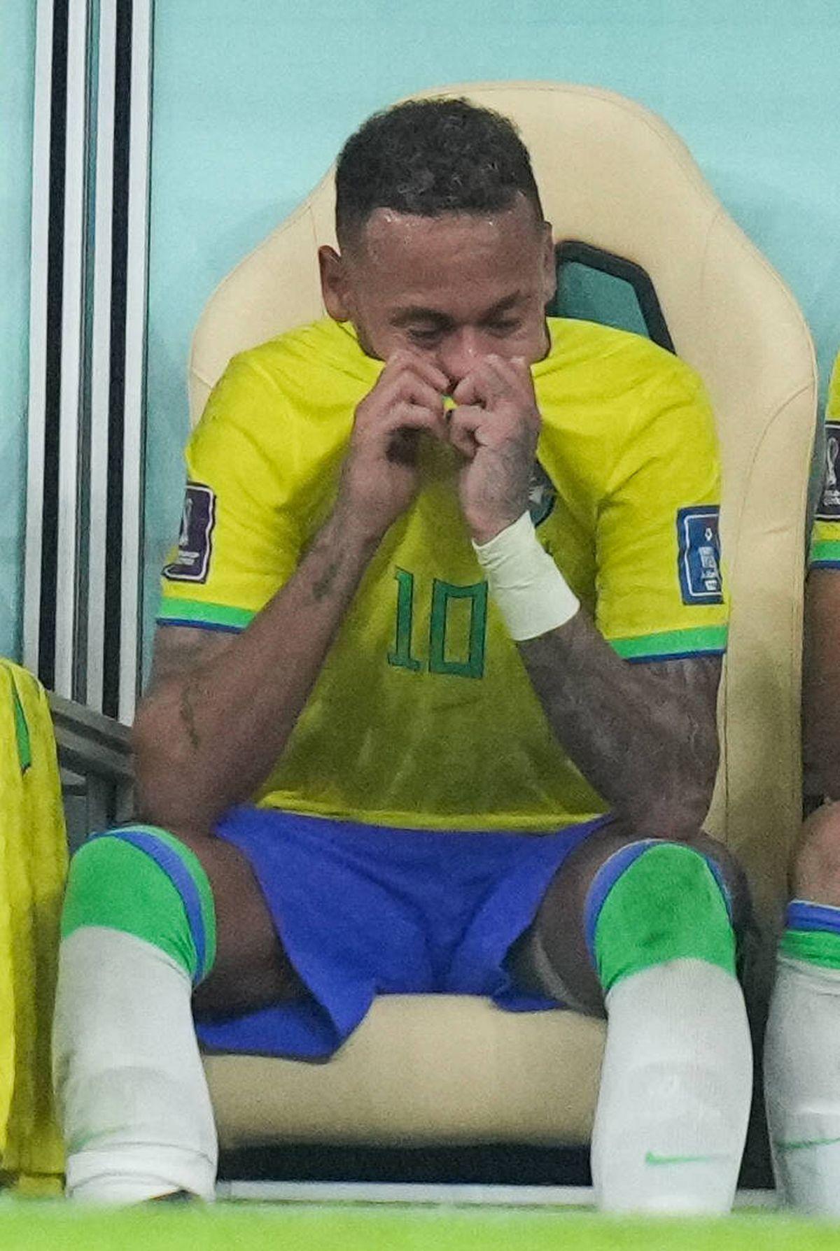 Brazilia e în alertă: Neymar, în lacrimi pe bancă! A părăsit terenul și a acuzat dureri, după ce a fost „vânat” de sârbi + prima reacție a doctorului