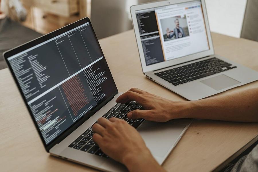 ”Terapie” prin cursuri de programare online. Mentoratul care îți schimbă atât viața profesională, cât și personală