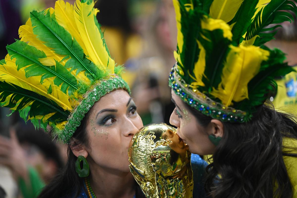 Duelul frumuseților din Qatar » Fanele Braziliei și Serbiei s-au înfruntat pe Lusail