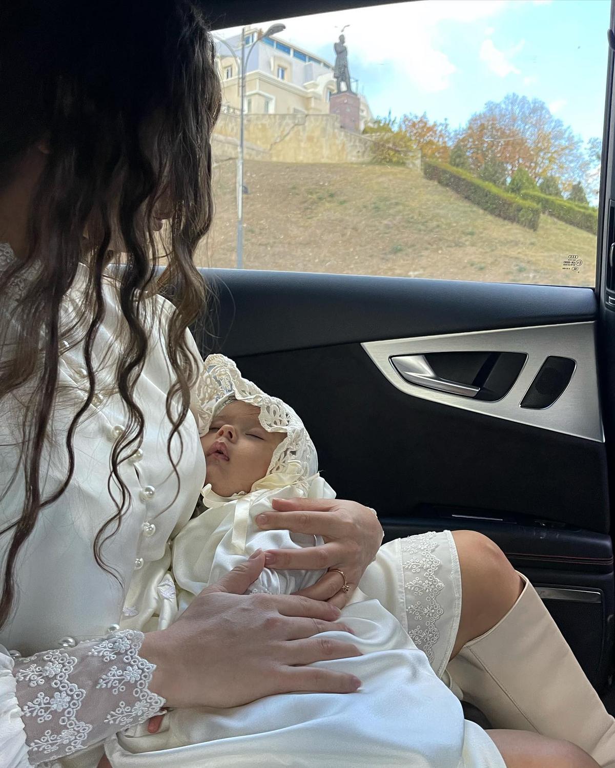 Petrecere în vremea Mondialului: Florinel Coman și Ioana și-au botezat fetița cu nume „pur” » Denis și Vanessa Drăguș au fost nași