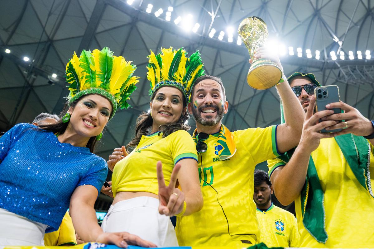 Duelul frumuseților din Qatar » Fanele Braziliei și Serbiei s-au înfruntat pe Lusail