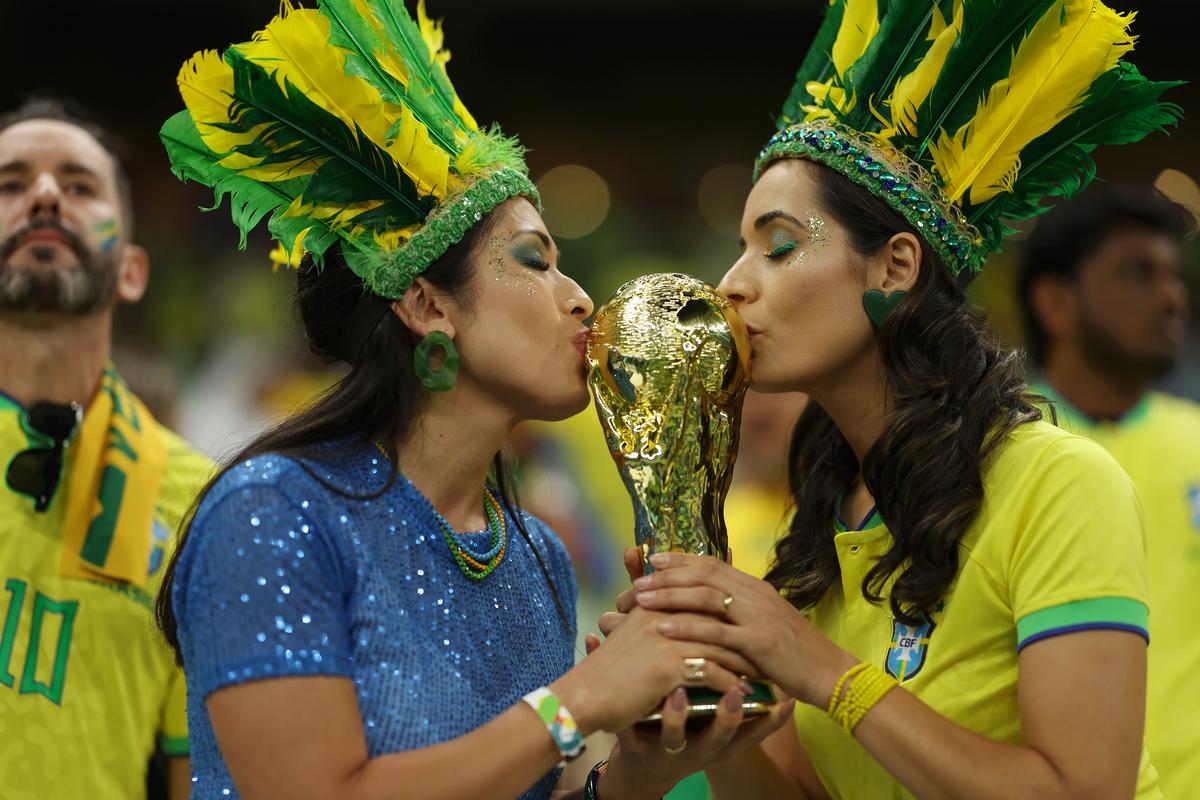 Duelul frumuseților din Qatar » Fanele Braziliei și Serbiei s-au înfruntat pe Lusail