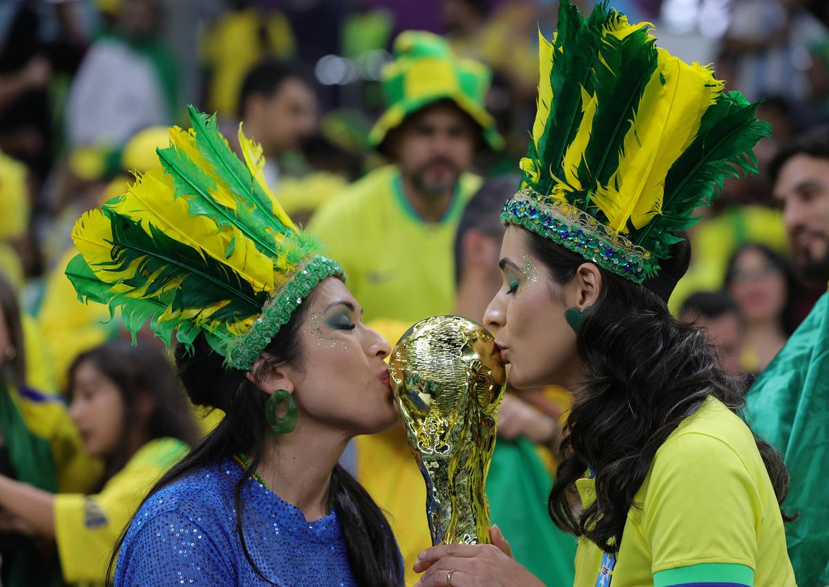 Duelul frumuseților din Qatar » Fanele Braziliei și Serbiei s-au înfruntat pe Lusail