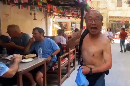 Reporterii GSP prezenți la Campionatul Mondial din Qatar au fost martorii unui moment inedit, un schimb spontan de tricouri între un fan japonez și un grup de susținători din Uruguay.