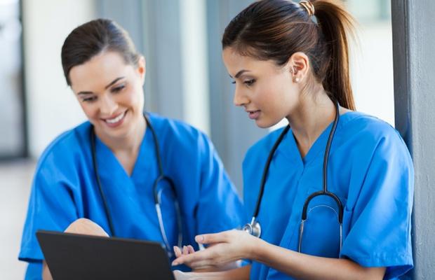 Evoluția uniformelor medicale de-a lungul timpului