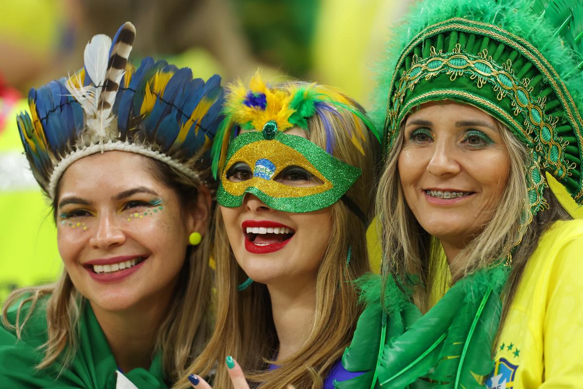 Duelul frumuseților din Qatar » Fanele Braziliei și Serbiei s-au înfruntat pe Lusail