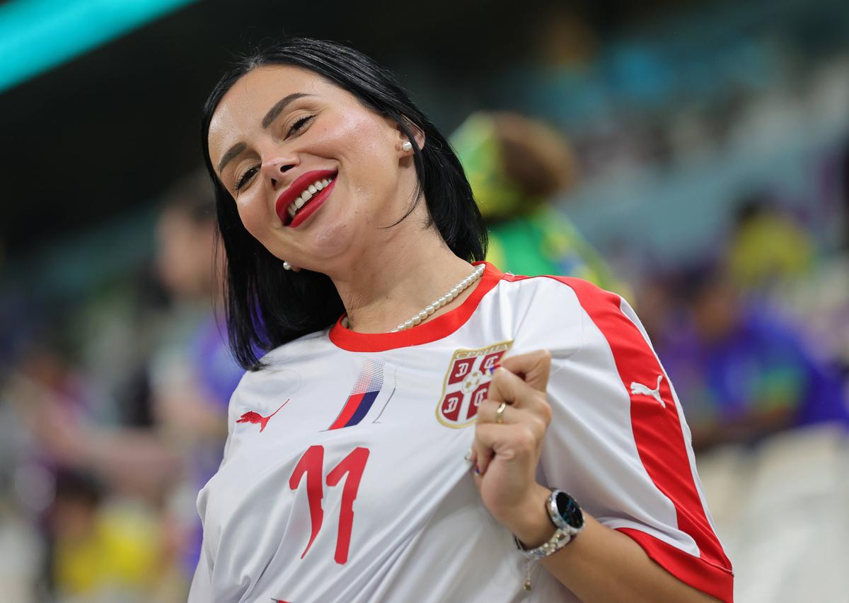 Duelul frumuseților din Qatar » Fanele Braziliei și Serbiei s-au înfruntat pe Lusail