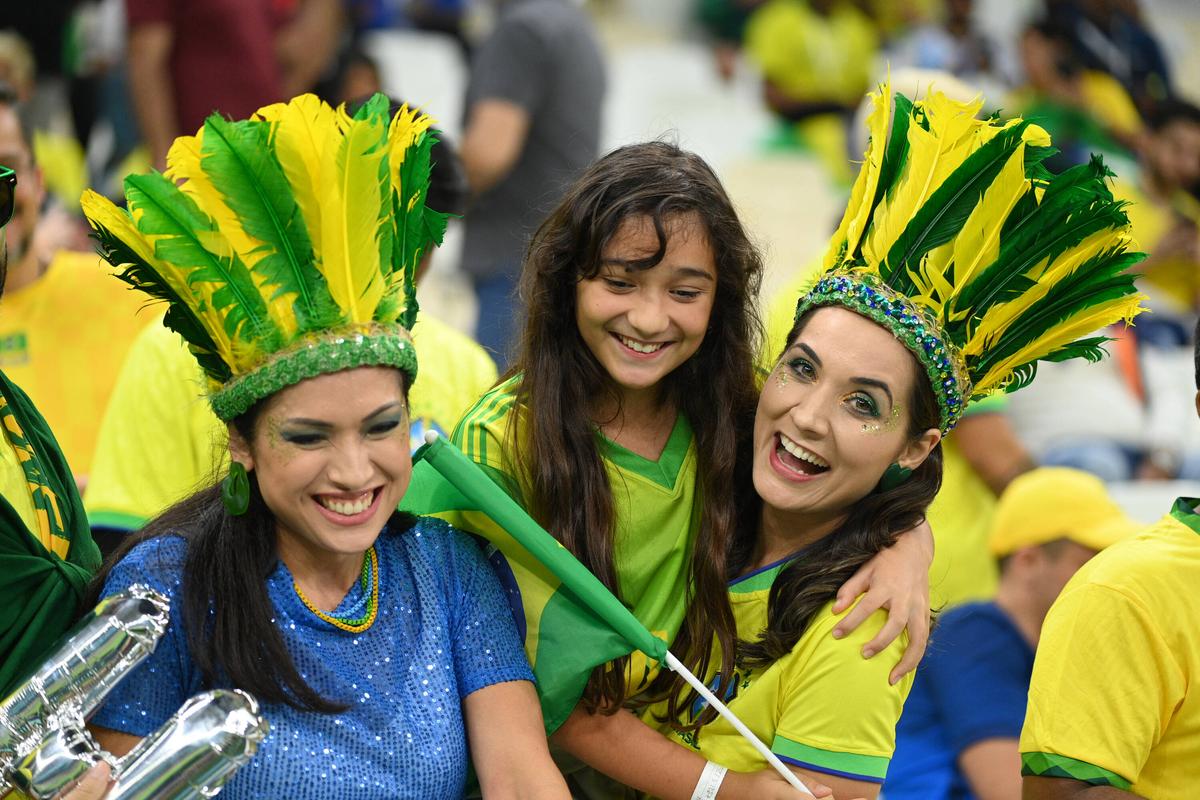 Duelul frumuseților din Qatar » Fanele Braziliei și Serbiei s-au înfruntat pe Lusail