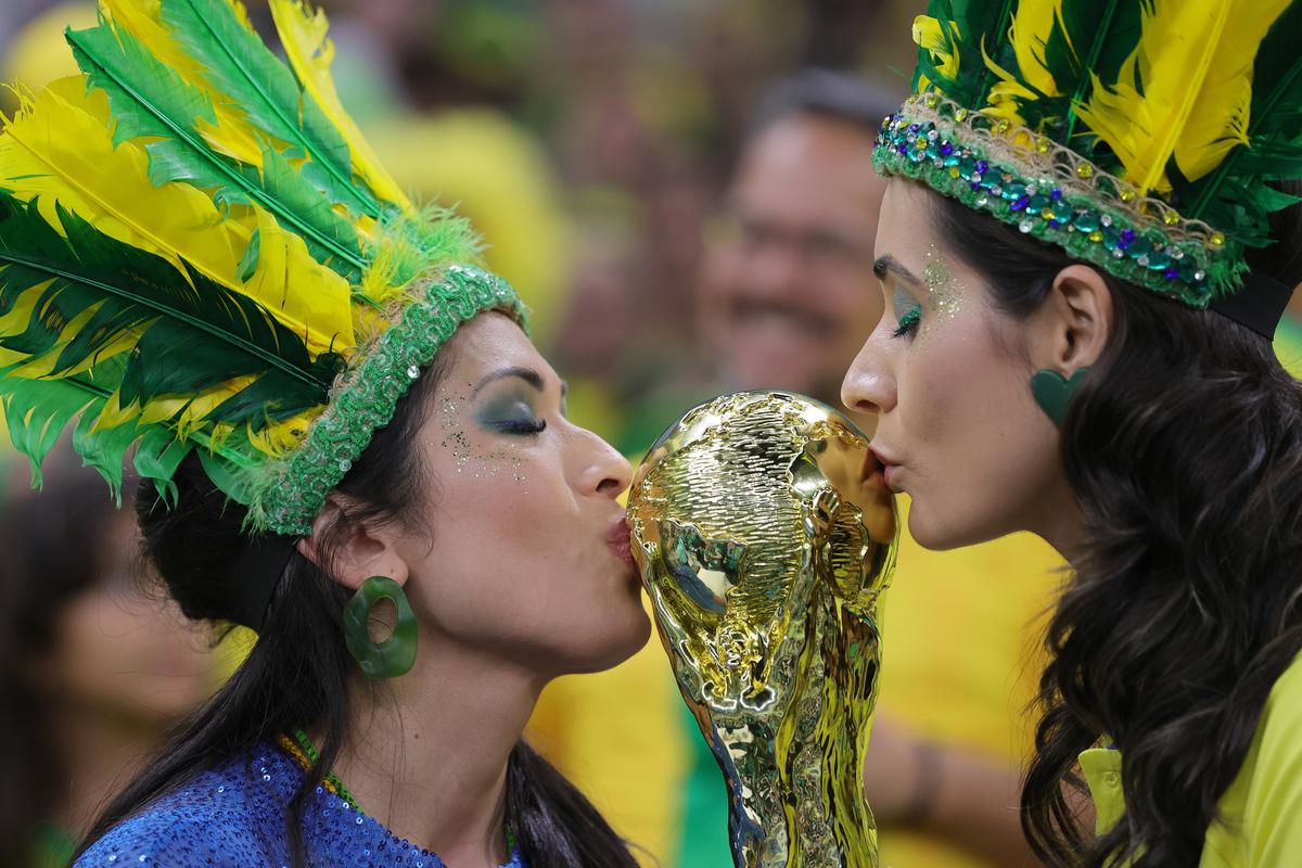 Duelul frumuseților din Qatar » Fanele Braziliei și Serbiei s-au înfruntat pe Lusail