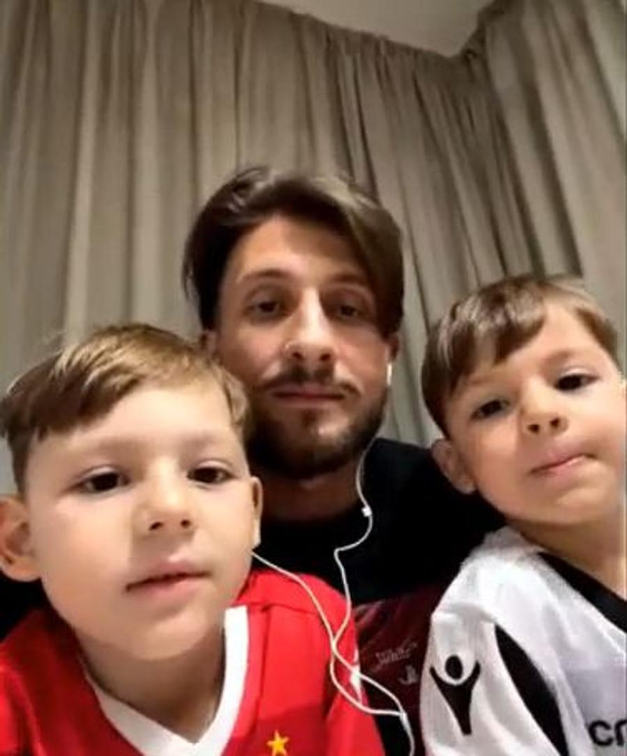 Neluț Roșu a intrat în emisiune alături de băieții săi, Nicolas și Vladimir, îmbrăcați în tricouri cu Dinamo Neluț Roșu, despre situația de la Dinamo: „Prea puțini știu. Ce am întâlnit aici nu am văzut nicăieri!”
