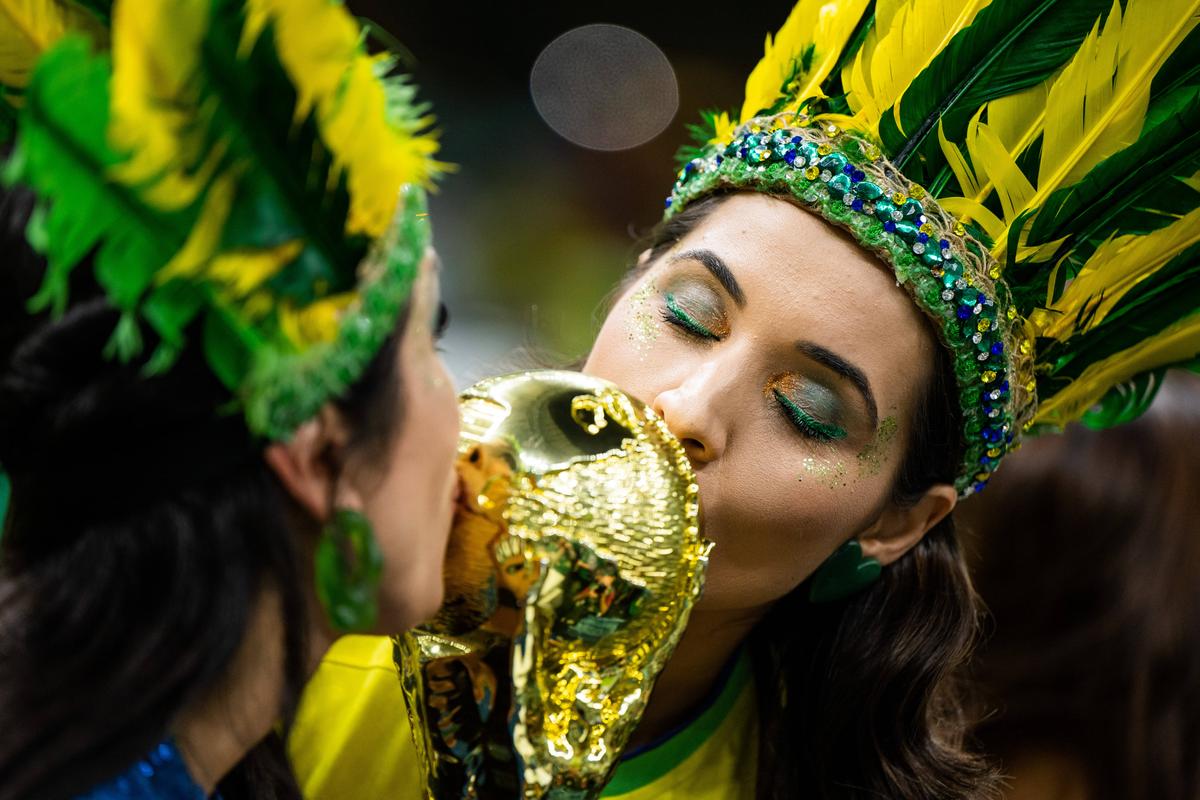 Duelul frumuseților din Qatar » Fanele Braziliei și Serbiei s-au înfruntat pe Lusail