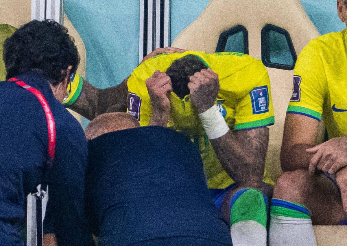 Brazilia e în alertă: Neymar, în lacrimi pe bancă! A părăsit terenul și a acuzat dureri, după ce a fost „vânat” de sârbi