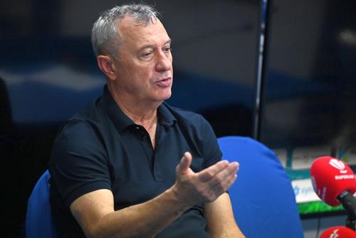 CFR Cluj - UTA. Mircea Rednic (61 ani) așteaptă o reacție de la jucătorii săi, după șocul din runda precedentă, 2-4 cu Oțelul Galați. Tehnicianul „Bătrânei Doamne” a vorbit înaintea partidei cu feroviarii clujeni despre ce și-ar dori de la acest meci.