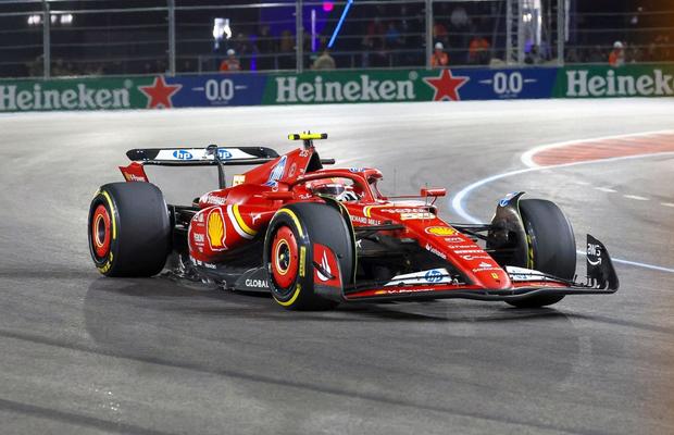 „Treziți-vă!” » Tensiune MAXIMĂ în garajul Ferrari, în cursa din Las Vegas: forțat să vireze în ultima clipă