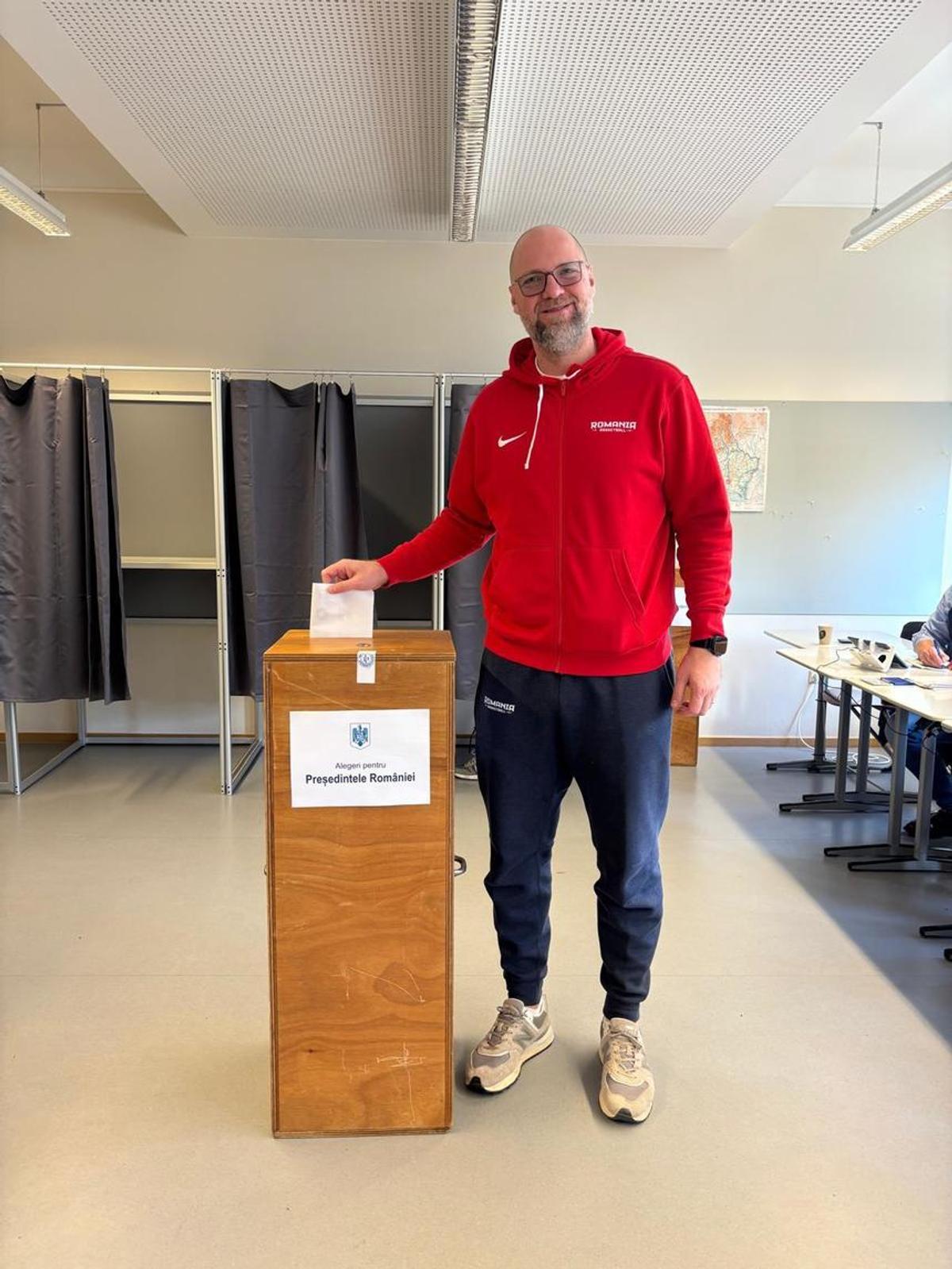 Înaintea duelului cu Luxemburg, Mihai Silvășan și jucătorii naționalei de baschet au mers la vot: „Orice vot poate face diferența”