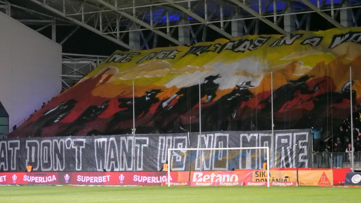 Rivalitatea Petrolul  - Dinamo, în imagini: ură în stare pură, scenografii explozive și mesaje cu dedicație
