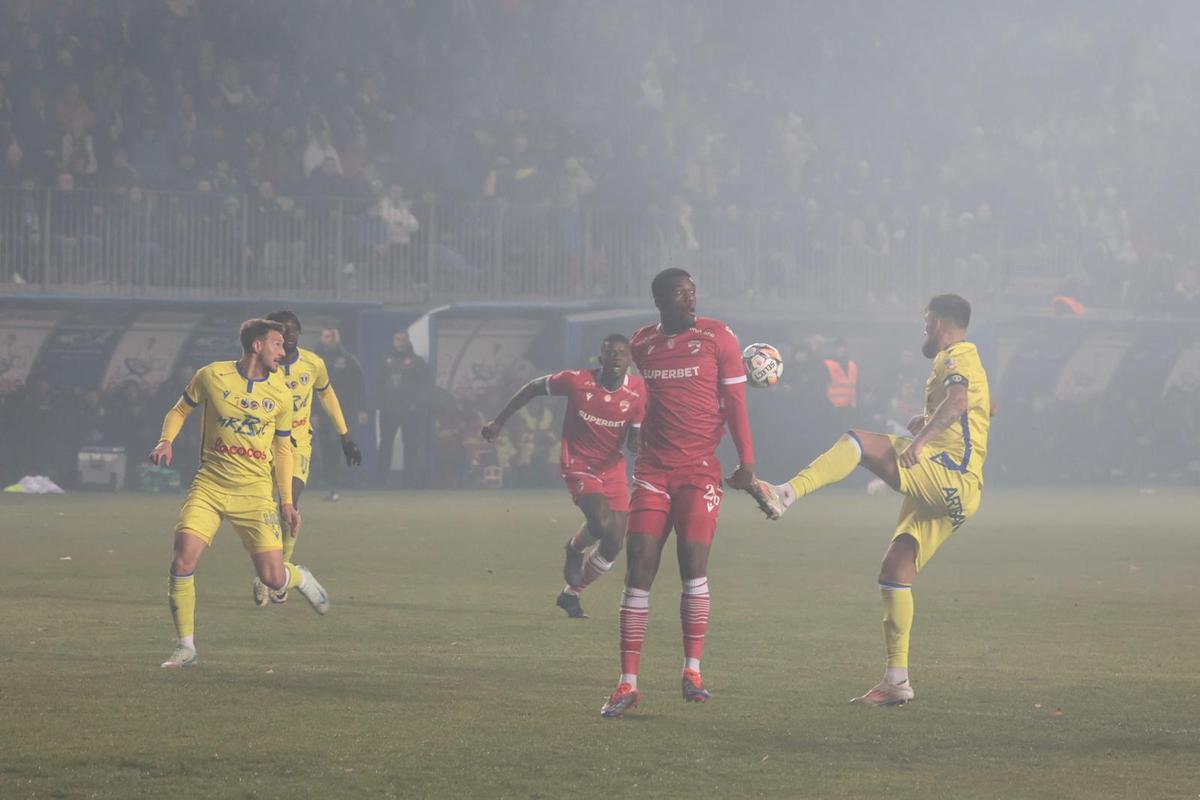 Suporterii Petrolului și ai lui Dinamo s-au întrecut în scenografii » Jandarmii au urcat în tribune!