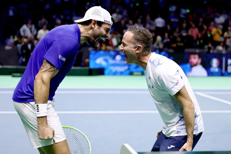 Matteo Berrettini și căpitanul Filippo Volandri sărbătorind primul punct în finală Foto: Guliver/GettyImages Italia își păstrează trofeul în Cupa Davis! » Triumf fără set pierdut în finala contra Olandei