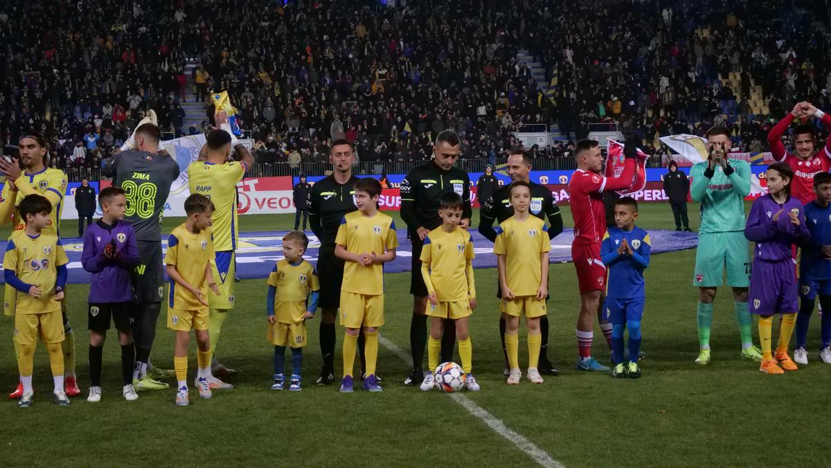 Suporterii Petrolului și ai lui Dinamo s-au întrecut în scenografii » Jandarmii au urcat în tribune!