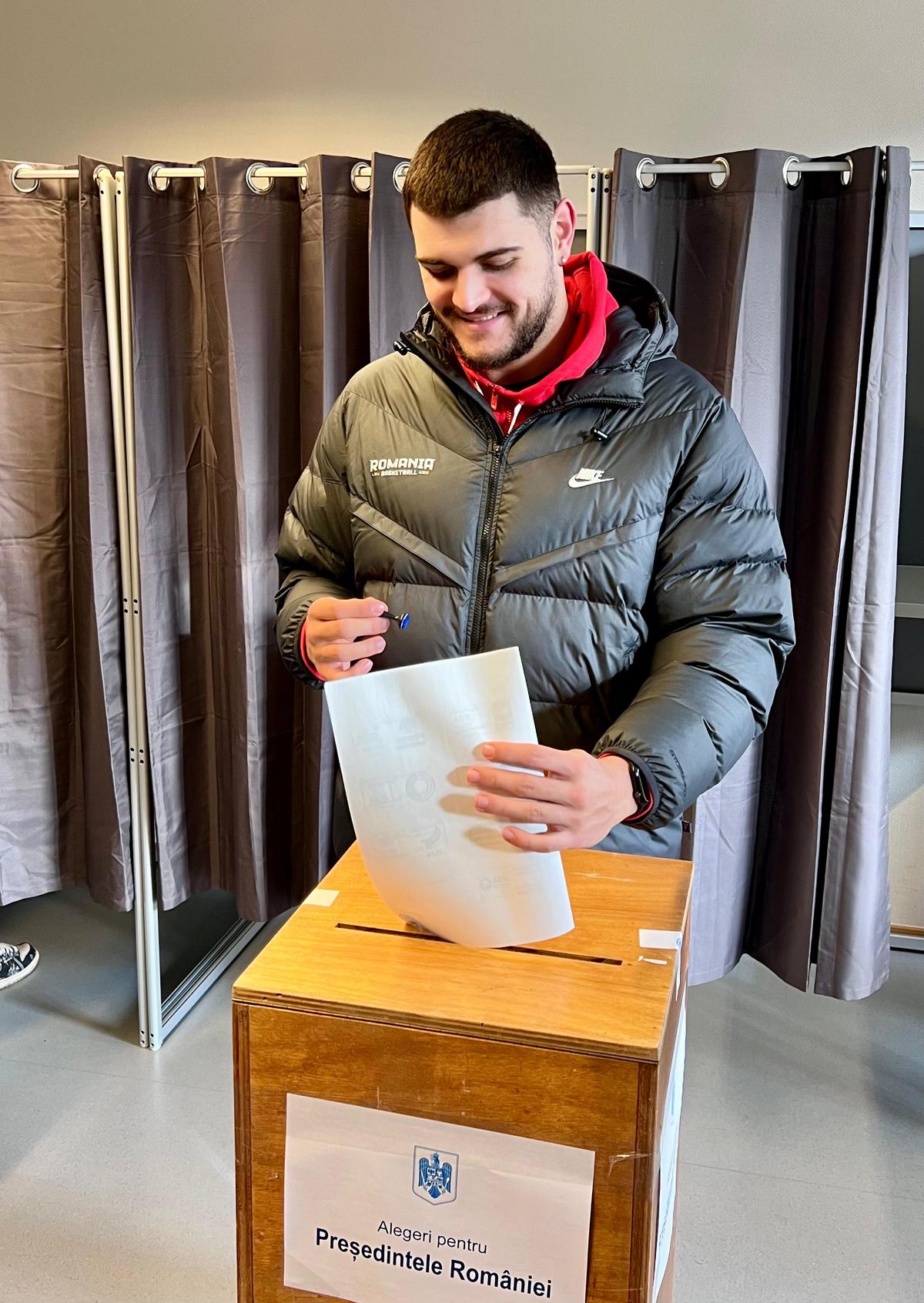 Înaintea duelului cu Luxemburg, Mihai Silvășan și jucătorii naționalei de baschet au mers la vot: „Orice vot poate face diferența”