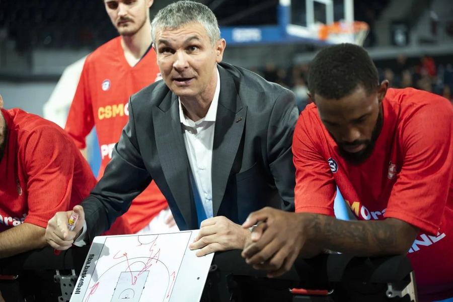 Cristian Achim, la time-out/Foto: fiba.basketball „Am dat cu obrazul de podea, s-a făcut liniște în sală” » Antrenează de 15 ani aceeași echipă din România și își spune poveștile pentru GSP