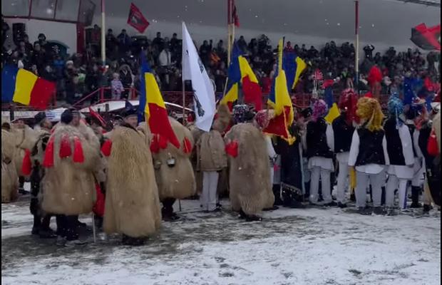 Imagini senzaționale la un meci din Liga 3 » Suporterii îmbrăcați în port momârlănesc au pășit pe gazonul înzăpezit alături de fotbaliști