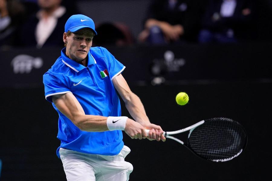 Jannik Sinner în meciul cu Tallon Griekspoor în finala Cupei Davis Foto: Imago Italia își păstrează trofeul în Cupa Davis! » Triumf fără set pierdut în finala contra Olandei