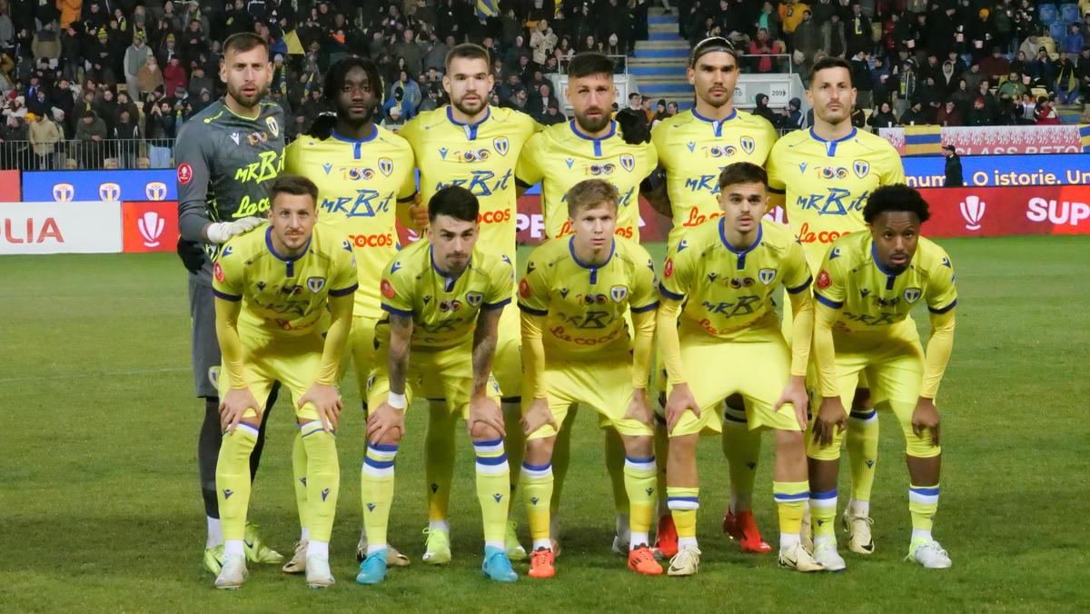 Suporterii Petrolului și ai lui Dinamo s-au întrecut în scenografii » Jandarmii au urcat în tribune!