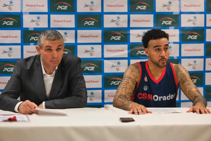 Cristian Achim și Brandon Brown, la o conferință de presă din acest sezon/Foto: fiba.basketball „Am dat cu obrazul de podea, s-a făcut liniște în sală” » Antrenează de 15 ani aceeași echipă din România și își spune poveștile pentru GSP