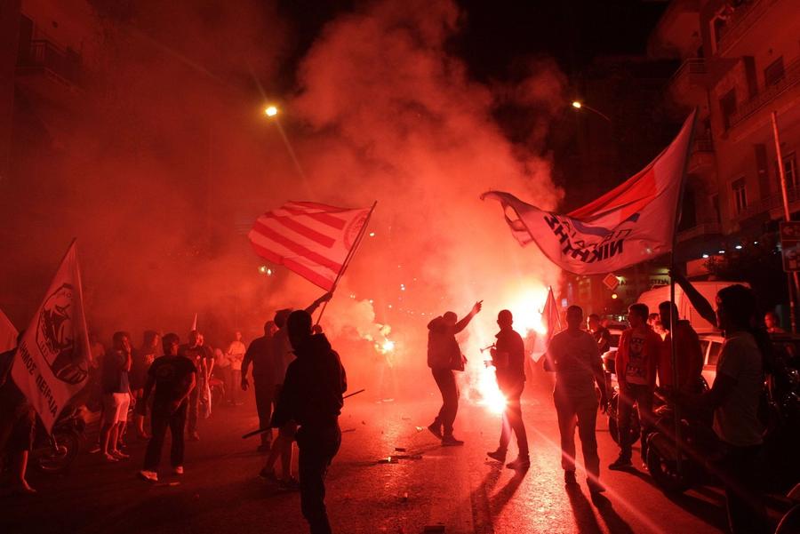 Suporterii din Gate 7, nucleul dur de ultrași de la Olympiacos, sunt printre cei mai răi din Europa. Incidentele sunt la ordinea zilei. Foto: Imago Scandal de amploare la Olympiacos, viitoarea adversară a lui FCSB » Acuzații de finanțare a unei organizații criminale