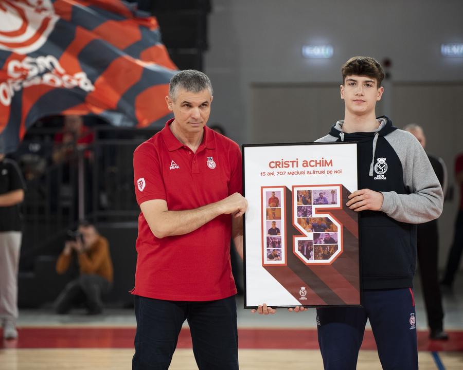 Cristian Achim, celebrat cu ocazia celor 15 ani petrecuți pe banca lui CSM Oradea/Foto: Facebook (CSM Oradea) „Am dat cu obrazul de podea, s-a făcut liniște în sală” » Antrenează de 15 ani aceeași echipă din România și își spune poveștile pentru GSP