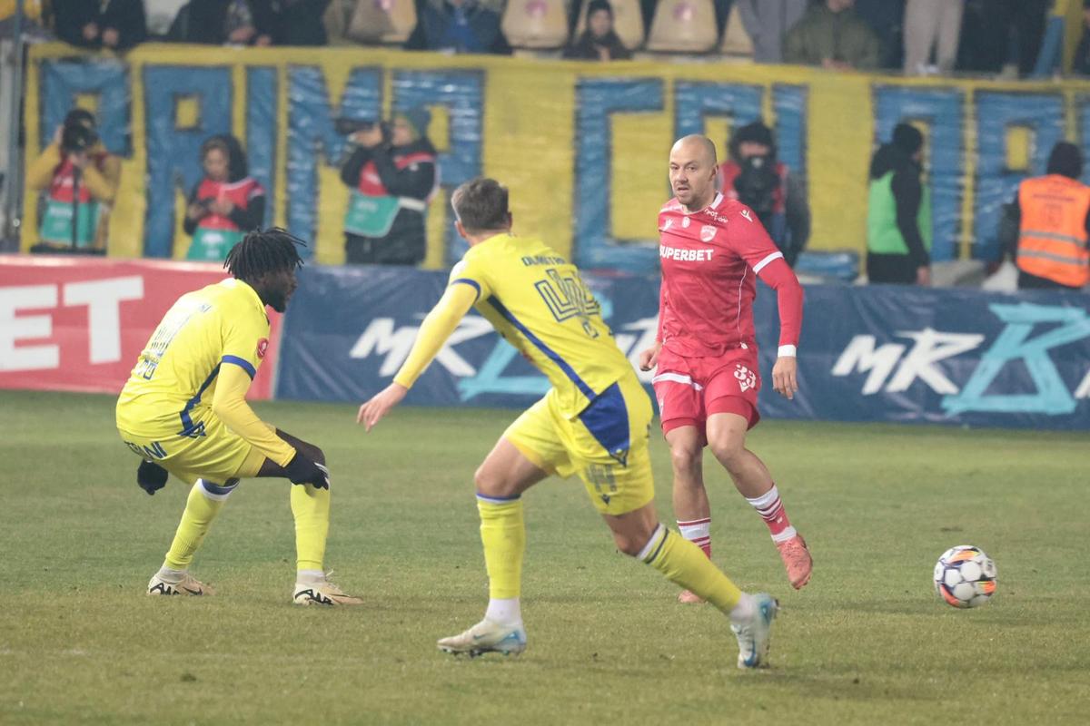 Suporterii Petrolului și ai lui Dinamo s-au întrecut în scenografii » Jandarmii au urcat în tribune!