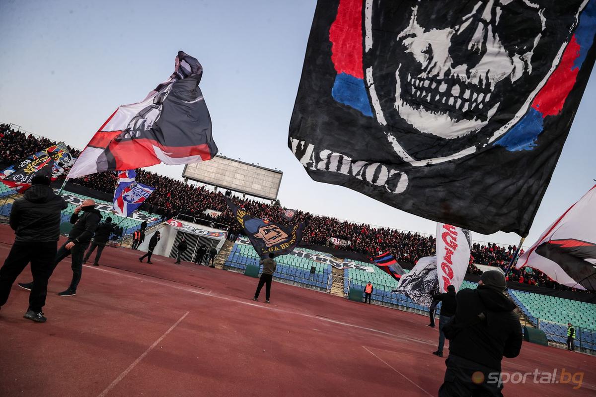 Scenografie cu Lăcătuș la derby-ul din Bulgaria » Cum a fost posibil: ultrașii Stelei, deplasare masivă