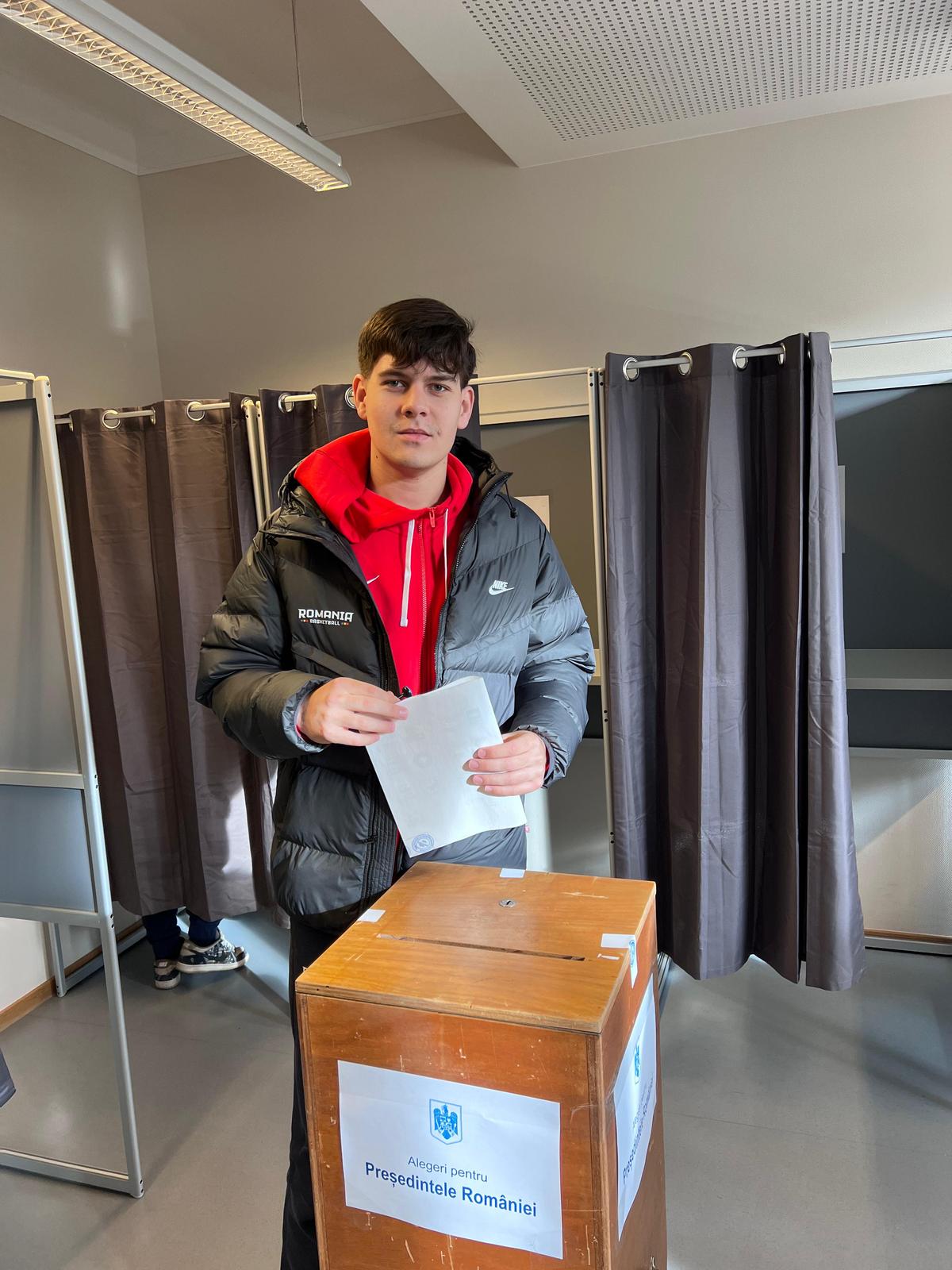 Înaintea duelului cu Luxemburg, Mihai Silvășan și jucătorii naționalei de baschet au mers la vot: „Orice vot poate face diferența”