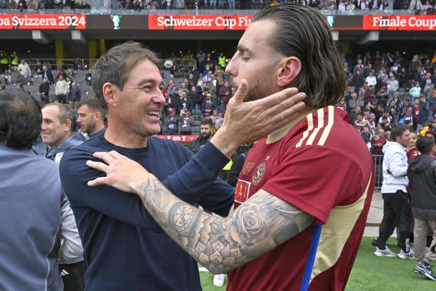 Iată echipa care l-a urmărit pe Louis Munteanu în CFR Cluj - Rapid! Antrenorul a fost în tribune