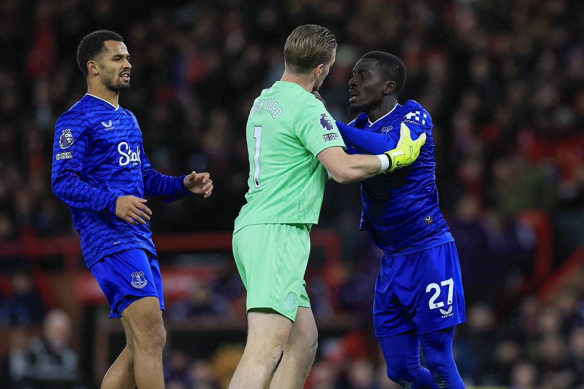 Doi fotbaliști de la Everton, aproape de bătaie în meciul cu Manchester United