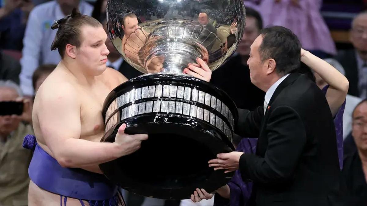 A fugit de războiul din Ucraina și a reușit imposibilul în sportul sacru al Japoniei » L-a învins pe legendarul Hoshoryu, imaginile sunt de Hollywood