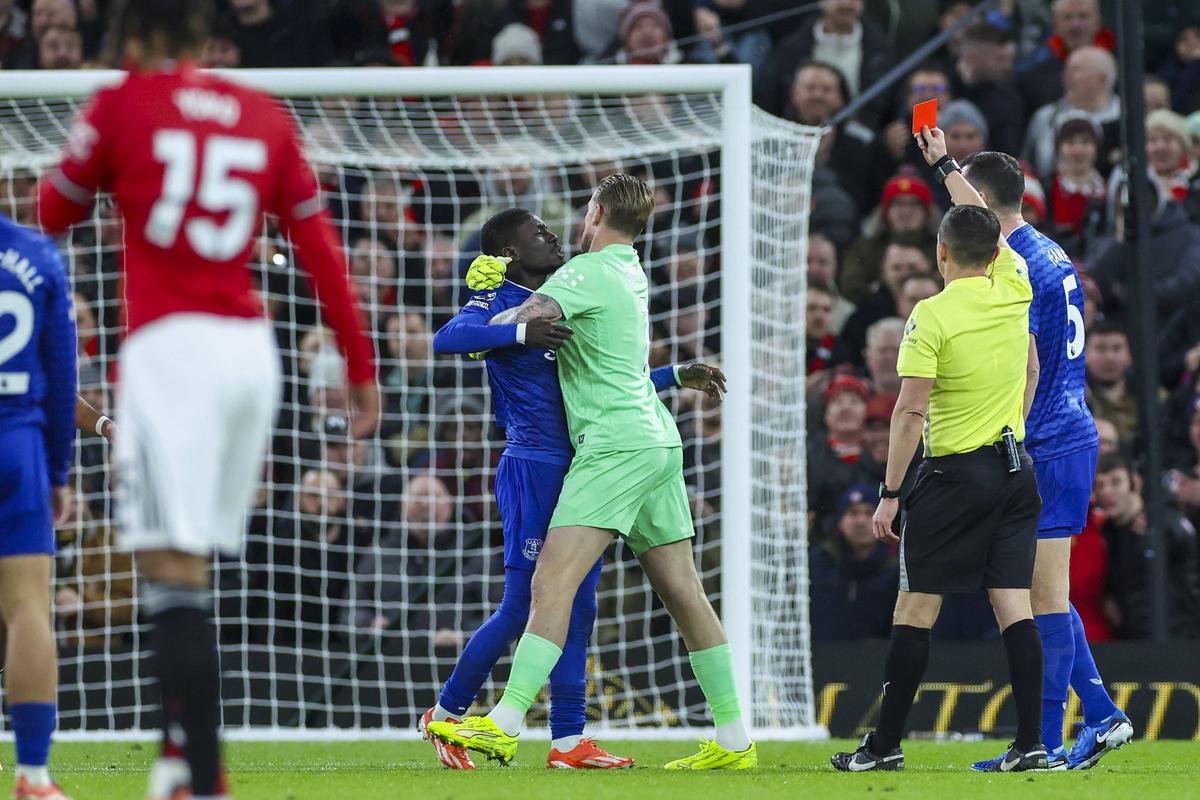 Scene șocante în eșecul lui Manchester United cu Everton » Cartonaș roșu pentru o palmă dată propriului coechipier!