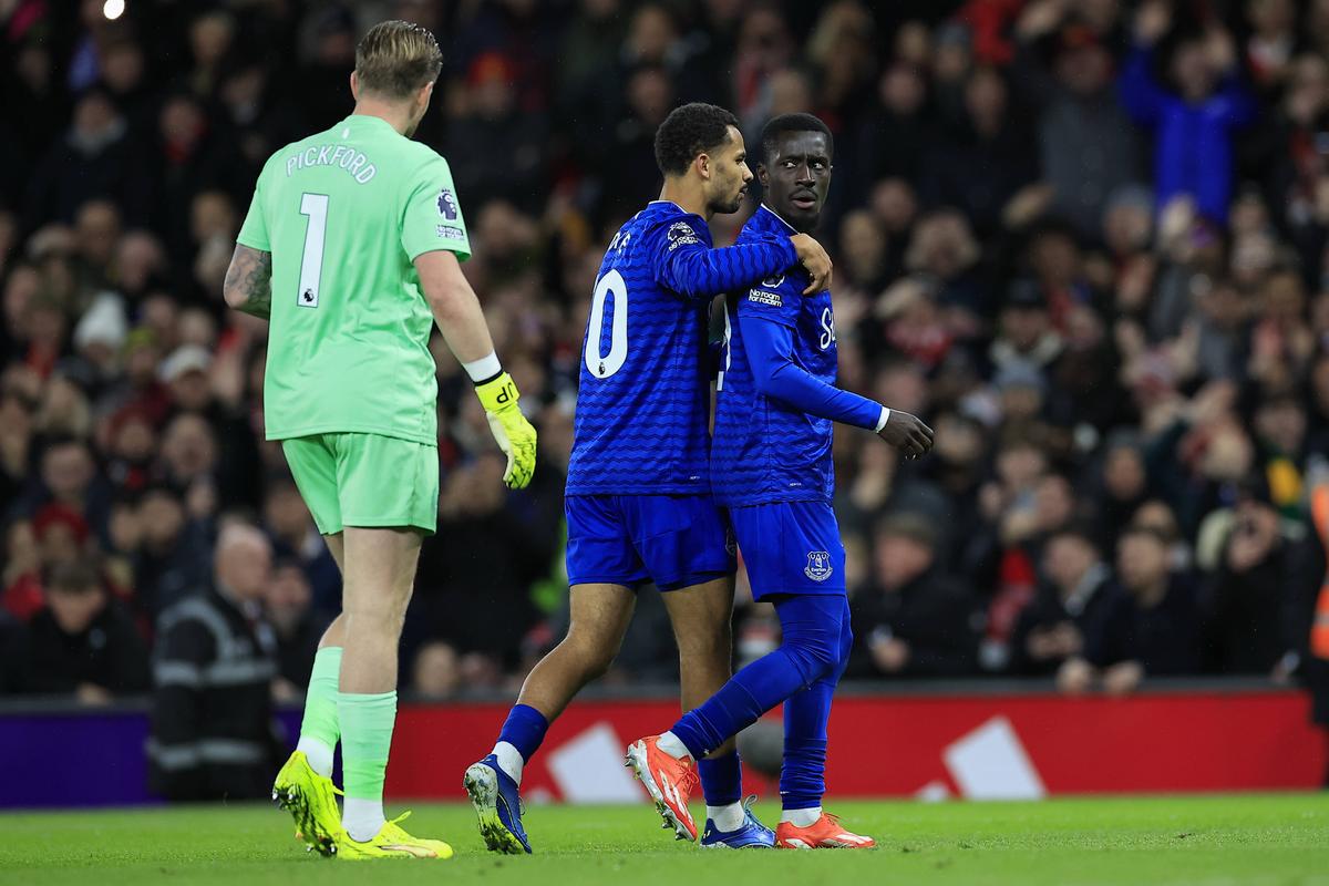 Scene șocante în eșecul lui Manchester United cu Everton » Cartonaș roșu pentru o palmă dată propriului coechipier!