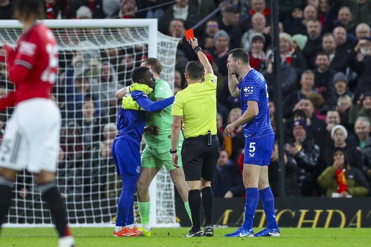 Scene șocante în eșecul lui Manchester United cu Everton » Cartonaș roșu pentru o palmă dată propriului coechipier!