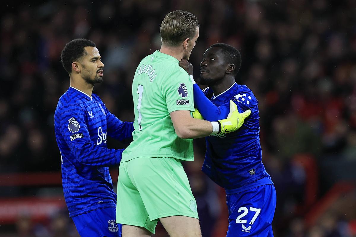 Doi fotbaliști de la Everton, aproape de bătaie în meciul cu Manchester United