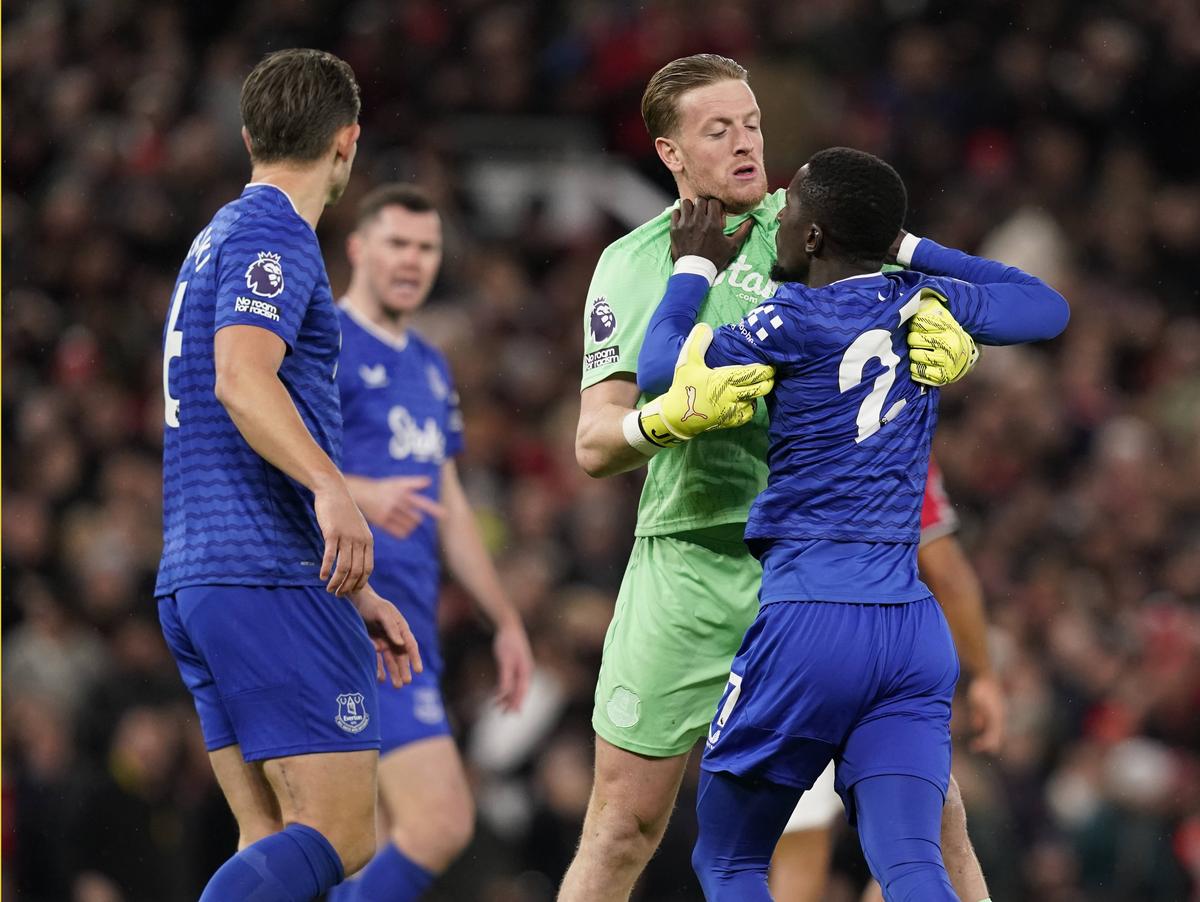 Scene șocante în eșecul lui Manchester United cu Everton » Cartonaș roșu pentru o palmă dată propriului coechipier!