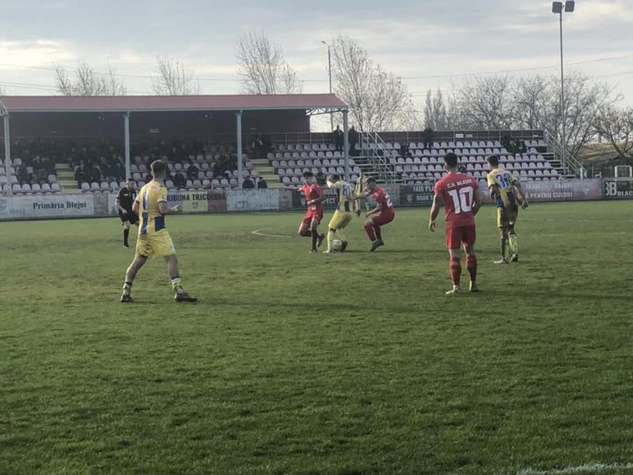 CS Blejoi - Petrolul 2 5-0, imagine de meci Caz revoltător în România! Fotbalistul cu proteză, care a făcut înconjurul lumii, acuză că a fost umilit în meciul cu echipa care l-a crescut: „«Mânuță», te-a călcat trenul? Băga-mi-aș p**a în mâna ta”